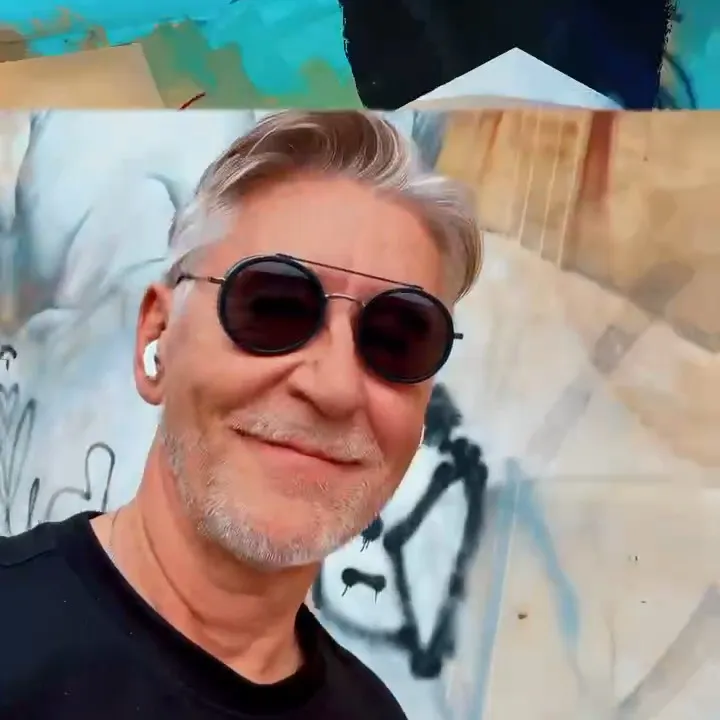 Rino Larsen på jakt etter street art i valenvia. Går foran fargerik grafitti