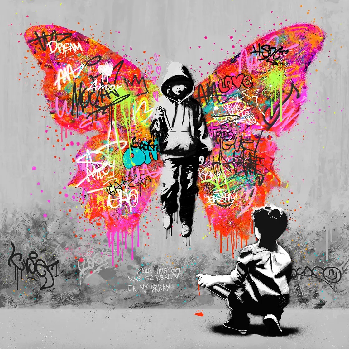 Gutt sitter på huk og ser jente med sommerfuglvinger. Han har sprayet henne på en betongvegg.