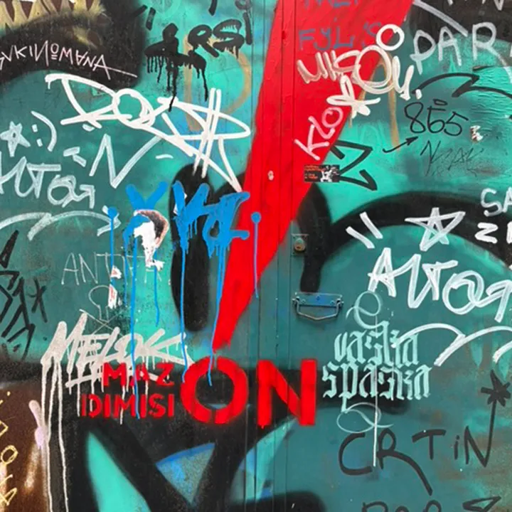 Bilde av en dør full av turkis og rød grafitti