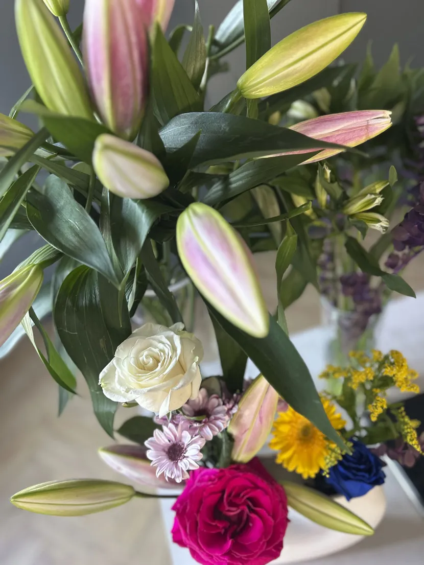 Nærbilde av en blomsterbukett med ulike former og farger.