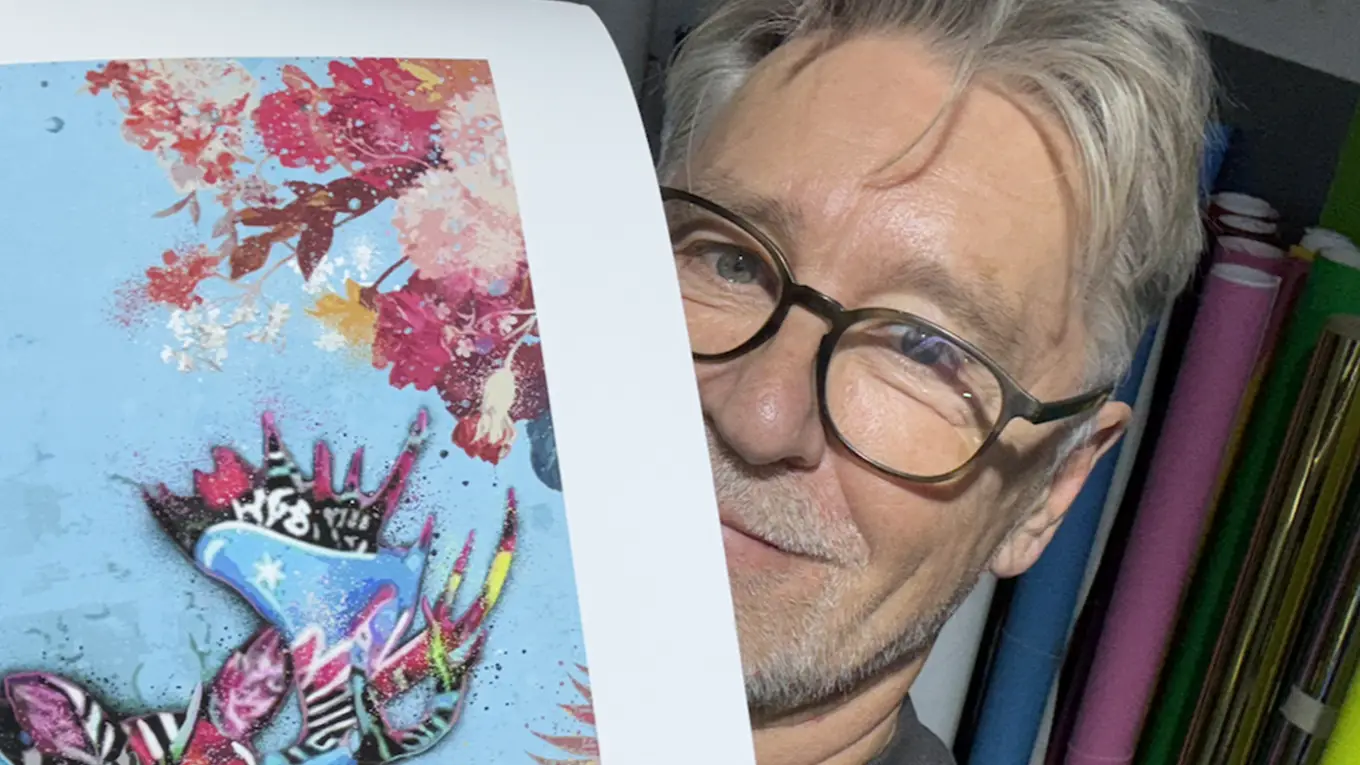 Bildet Konge henger på en knall rosa vegg, med hvite skulpturer på sidene. Bildemotivet er en rosa elg dekket av graffiti.