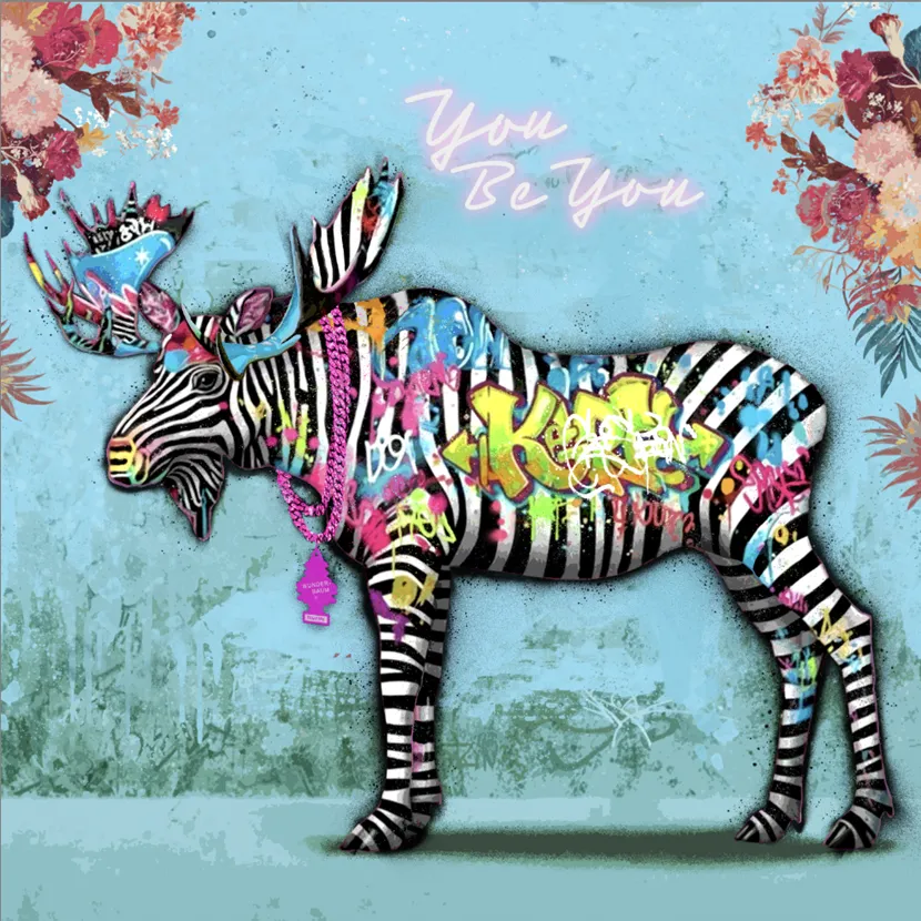 Royal Blue. En elg med sebrastriper i en fargerik turkis bakgrunn. Over bildet står det You Be You