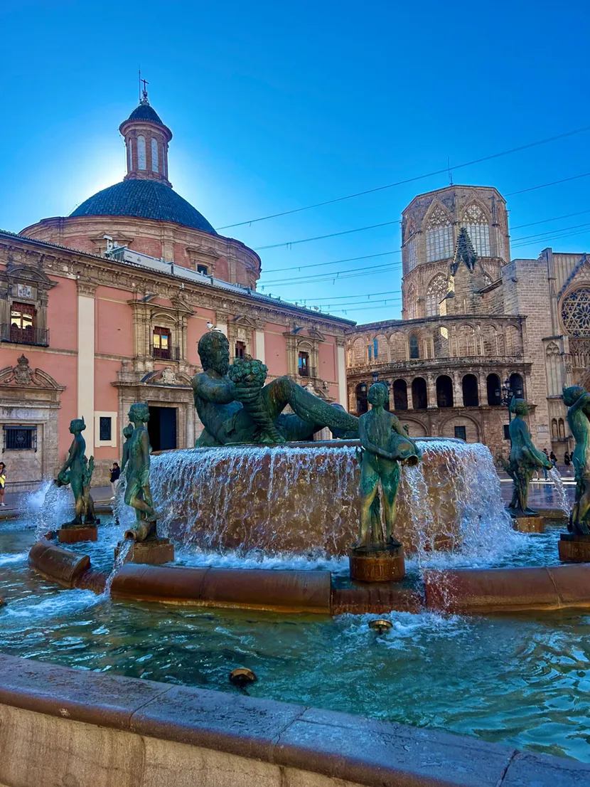 Fontene med skulpturer på torget i Valencia. 