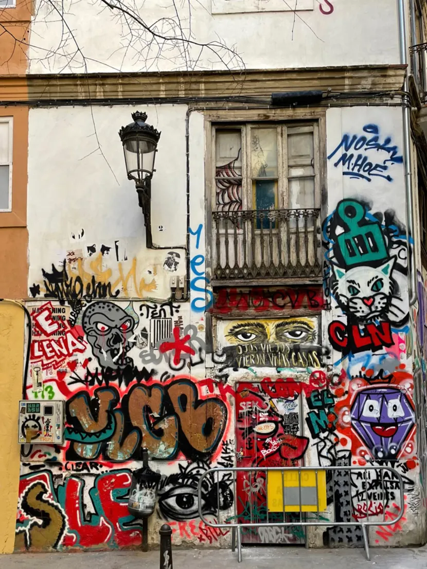 Fargerik grafitti på en vegg.