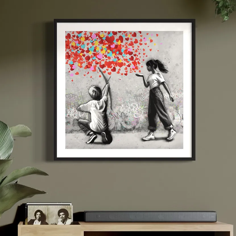 Bildet Cupid henger på en lys olivengrønn vegg. Motivet er en ung gutt med pil og buen og ei ung jente som blåser ut en sky av fargerike hjerter.