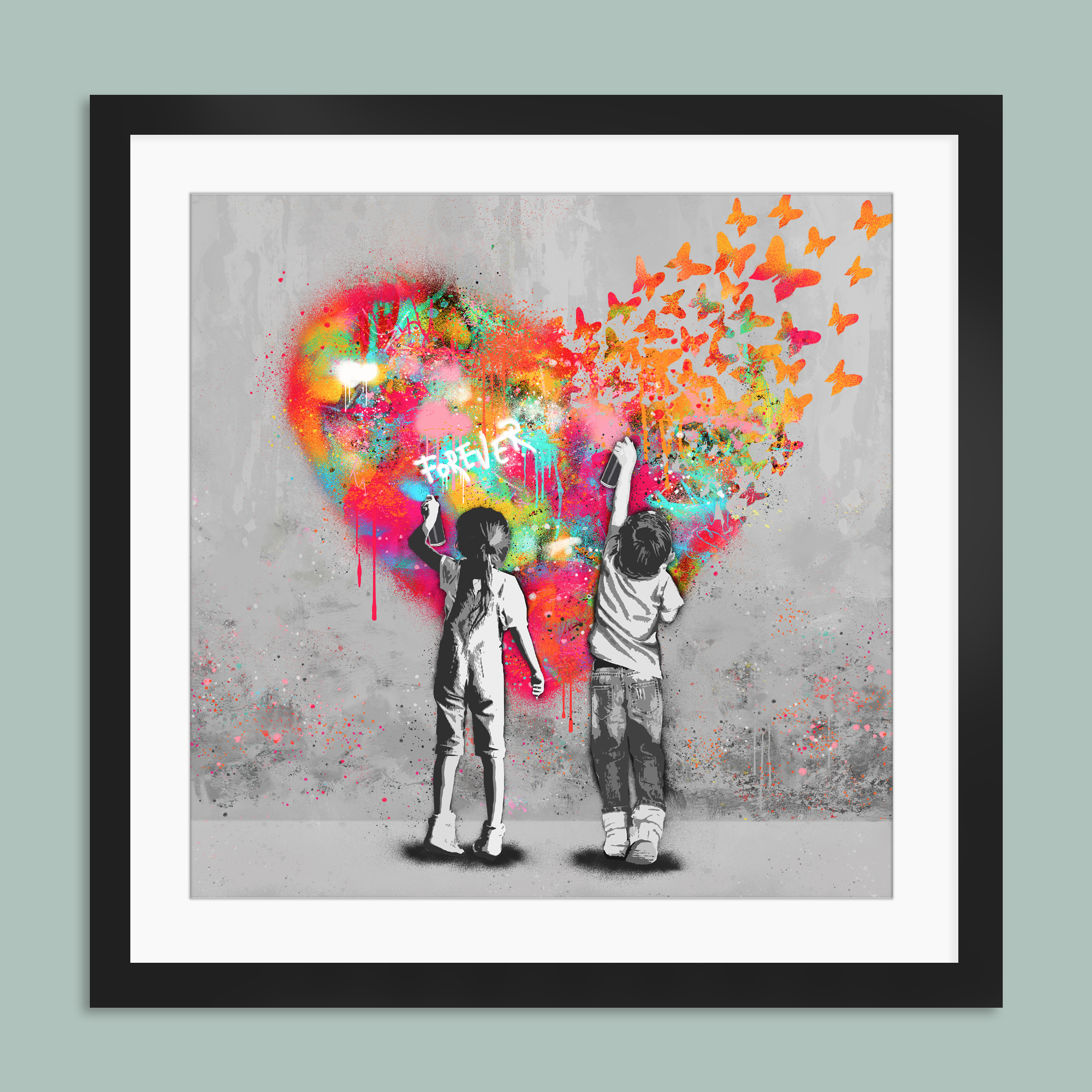 Gutt og jente spray et fargerikt hjerte på en murvegger