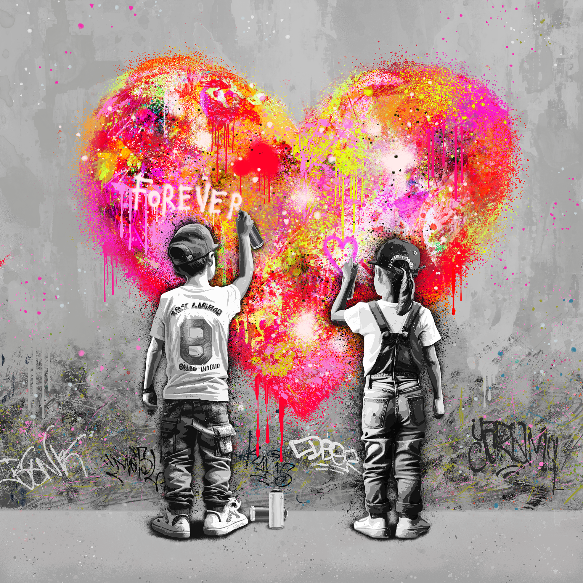 Utsnitt av bildet Forever U. Kunsteren holder opp et trykk med motivet Forever U. Motivet består av et rosa, rødt og gult hjerte på en grå murvegg. En liten gutt og en jente i svart-hvitt maler på hjertet med spraybokser.